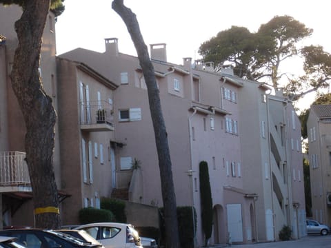 Appart au calme, climatisé, avec parking, 2 pas des plages, Hyères le port Appartement in Hyères