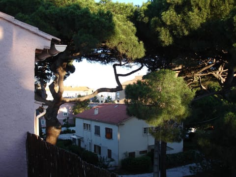 Appart au calme, climatisé, avec parking, 2 pas des plages, Hyères le port Apartment in Hyères