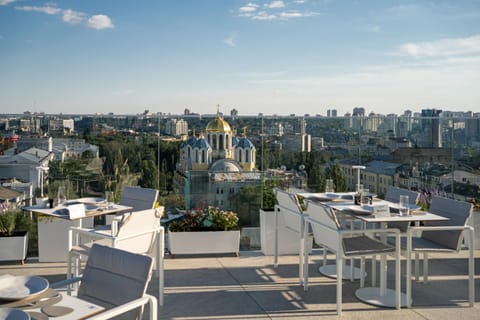 Restaurant/places to eat, Balcony/Terrace