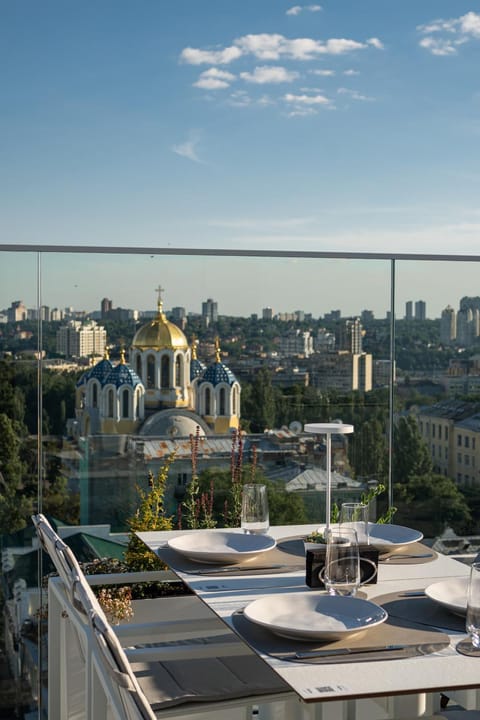 Restaurant/places to eat, Balcony/Terrace