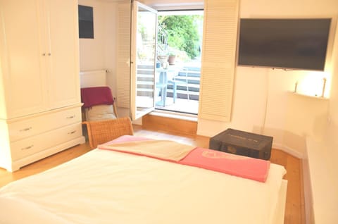 Bed, TV and multimedia, Photo of the whole room, Bedroom, On site, Garden view