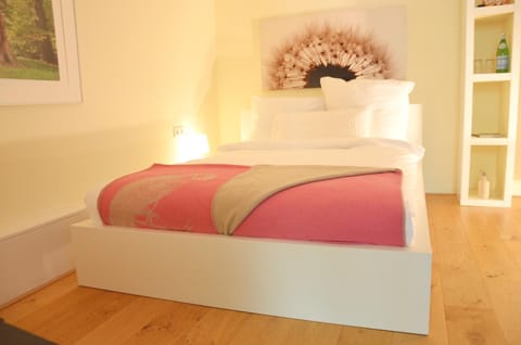 Bed, Photo of the whole room, Decorative detail, Bedroom, On site