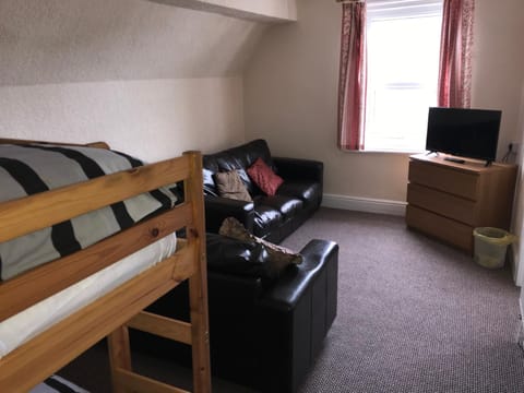 Communal lounge/ TV room, TV and multimedia, Living room, Seating area, bunk bed