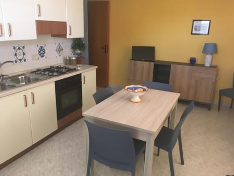 Kitchen or kitchenette, Dining area, kitchen