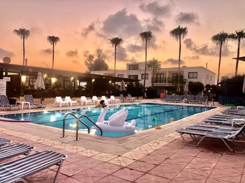 Swimming pool, Sunrise