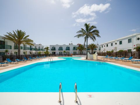 Swimming pool, sunbed