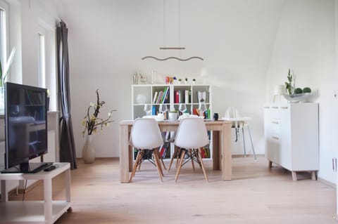 Photo of the whole room, Dining area