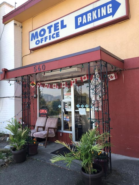 Holiday House Motel | Ladysmith | VacationRenter