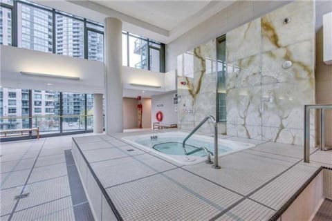 Lakefront living Downtown Toronto - Free Parking and Gym Condominio in Toronto