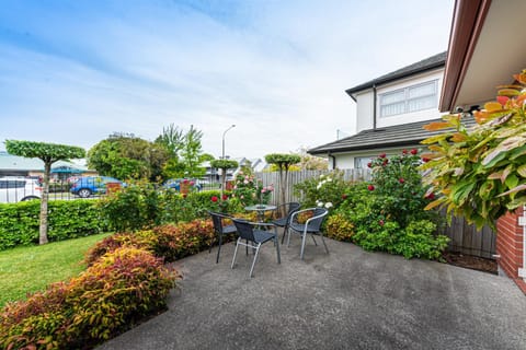 Property building, Spring, Day, Garden, Garden view