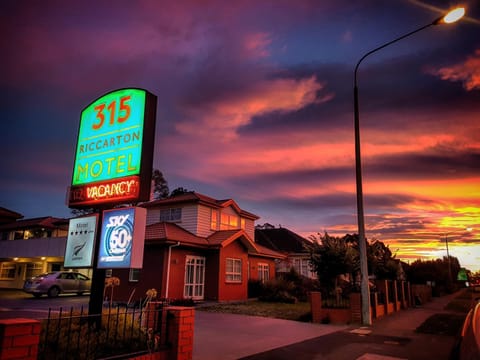 Property building, Facade/entrance, Property logo or sign, Neighbourhood, Garden, Logo/Certificate/Sign, Street view, Location, Sunset