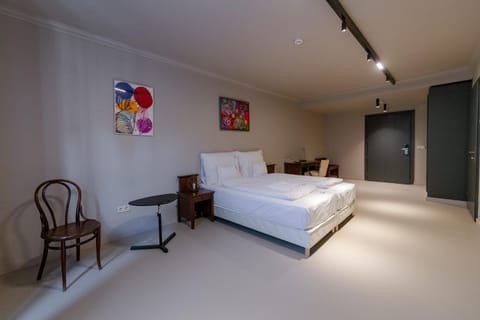 Bed, Photo of the whole room, Seating area, Bedroom, Facility for disabled guests