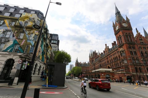 Property building, Nearby landmark, Neighbourhood, City view, Street view