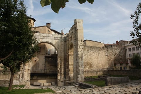 Nearby landmark, Off site, Neighbourhood, Children play ground