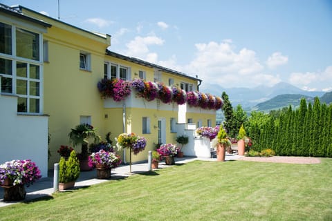 Property building, Facade/entrance, Garden