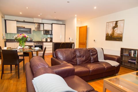 TV and multimedia, Kitchen or kitchenette, Living room, Seating area, Dining area