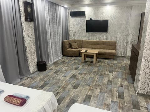 Communal lounge/ TV room, Bed, TV and multimedia, Living room, Photo of the whole room, Seating area, Evening entertainment, Bedroom