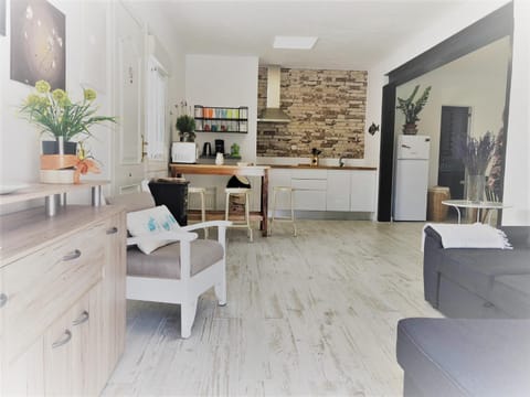 Kitchen or kitchenette, Living room