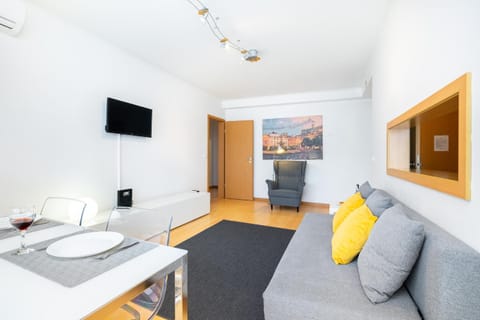Lisboa, Cidade, Elegant Apartment with Air Cond, Free WIFI and Near Metro, by IG Condo in Lisbon