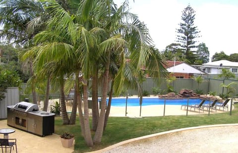 Day, Pool view