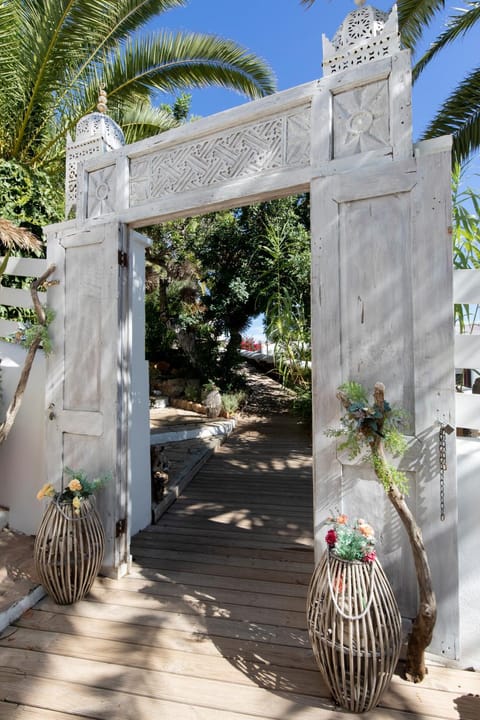 Facade/entrance, Garden, Garden view