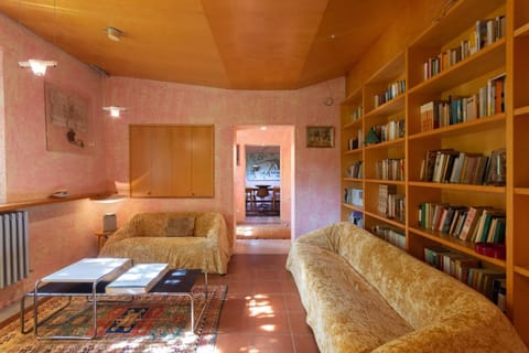 Library, Living room, Seating area