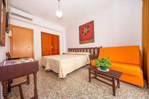 Hostal y Apartamentos Santa Eulalia Bed and Breakfast in Santa Eularia des Riu