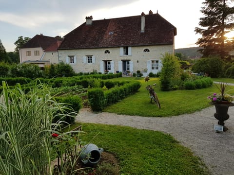 L'Aumônerie Bed and Breakfast in Jura