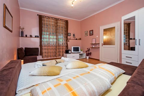 Bed, TV and multimedia, Bedroom