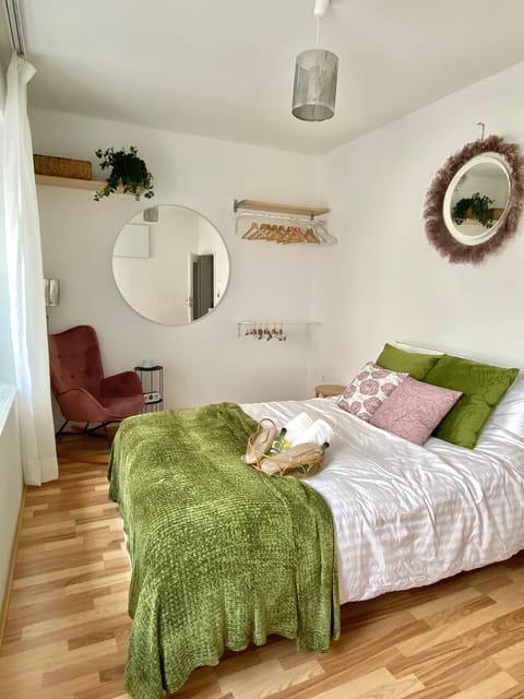Stay in AUX, feel at home ! 2 room apartment central incl all you need for 4 person, 24H check in, PKW parking only Condo in Augsburg