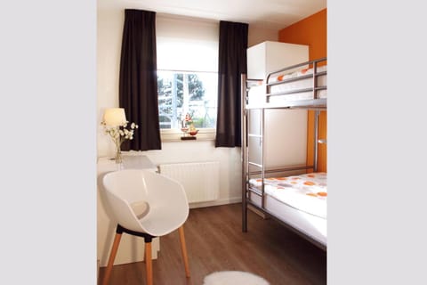 Bedroom, bunk bed