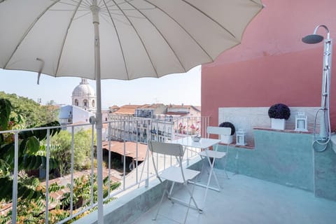 GuestReady - Local and Modern Duplex Condo in Lisbon