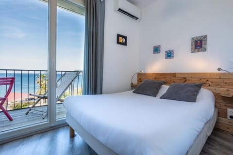 Bed, Balcony/Terrace, Photo of the whole room, Bedroom, Sea view