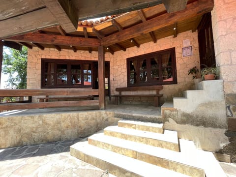 Cabaña DNellys Rosa con cancha de basquetbol Nature lodge in Mazamitla