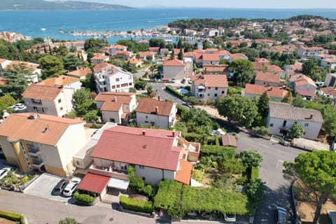 City view, Sea view, Location