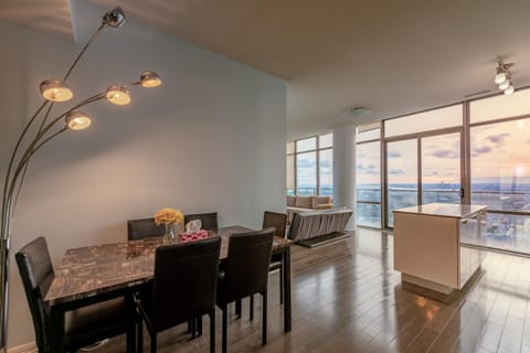 Unbelievable Penthouse View with 3 bedrooms Condo in Toronto