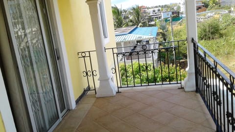 3 bedrooms appartement at Trou aux Biches 250 m away from the beach with sea view garden and wifi Copropriété in Trou-aux-Biches