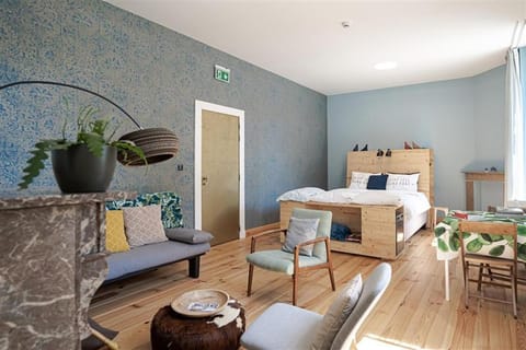 Bed, Photo of the whole room, Seating area