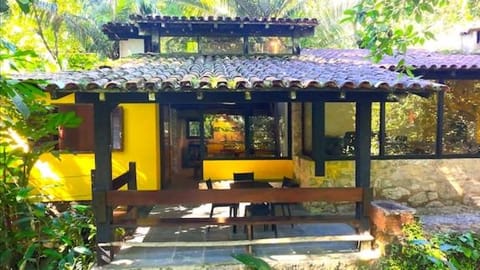 Property building, Patio, Spring, Day, Garden, Dining area, Garden view