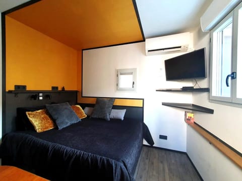 Bed, TV and multimedia, Bedroom, air conditioner