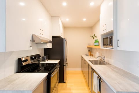 Trendy Little Italy 3 Bedroom Condo by Den Stays Eigentumswohnung in Laval