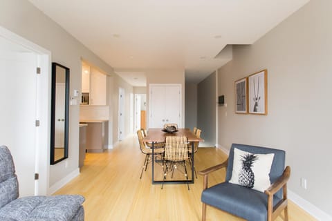 Trendy Little Italy 3 Bedroom Condo by Den Stays Eigentumswohnung in Laval