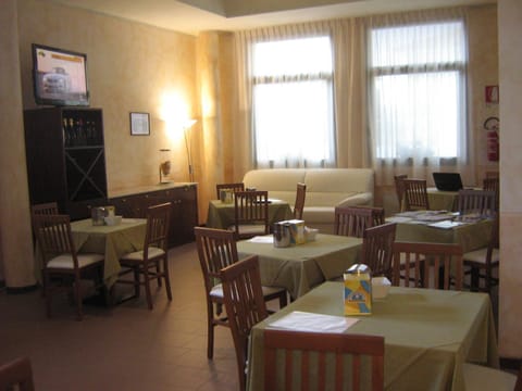 Restaurant/places to eat, Lounge or bar