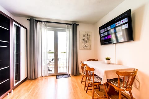 TV and multimedia, Living room, Seating area, Dining area