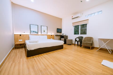 Bed, TV and multimedia, Photo of the whole room, Seating area, Bedroom, air conditioner