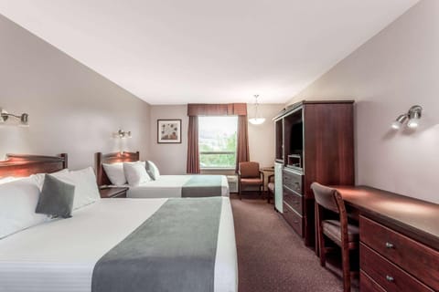 Super 8 by Wyndham Lake Country/Winfield Area Hotel in Lake Country