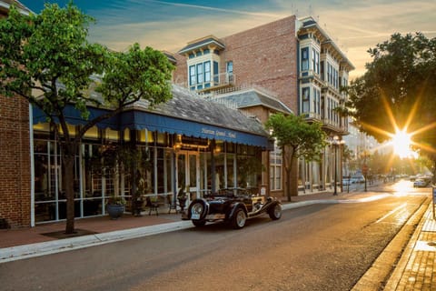 Property building, Facade/entrance, Property logo or sign, Street view, Location, Quiet street view