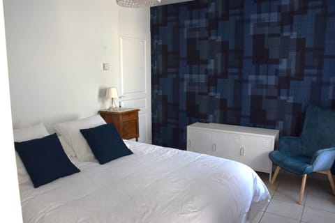 Bathroom, TV and multimedia, Bedroom