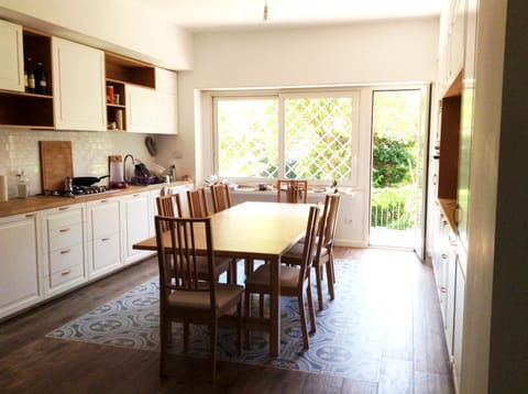 Dining area, Communal kitchen, Breakfast, Lunch, minibar, pet friendly, stove, toaster