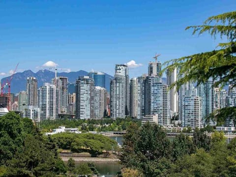 Billion Dollar views in a Beautiful Fairview Slopes Heritage House Apartamento in Vancouver